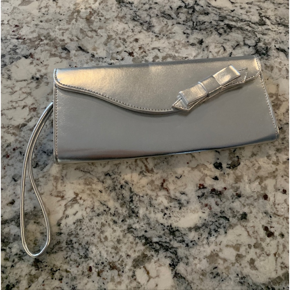 Women's Metallic Silver Envelope Clutch/Wristlet Bag For Party, Prom Or Wedding